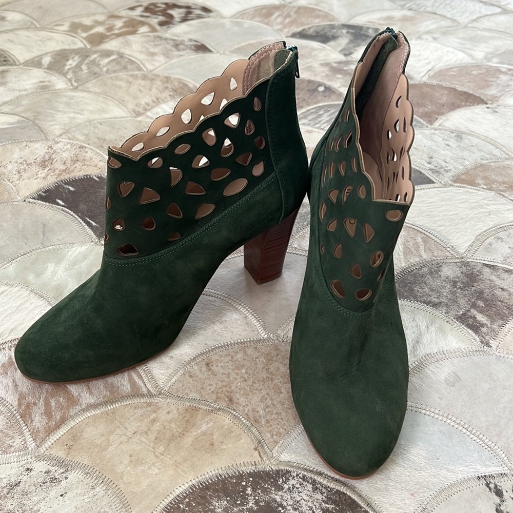 Anthropologie Klub Nico Hunter Green Suede Eyelet Cut-Out Ankle Boots Size 9